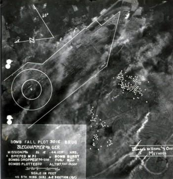 Fotograficzne podsumowanie nalotu 301 Grupy  z 26 grudnia 1944, tym razem bomby ominęły cel  i spadły w rejonie Bierawy