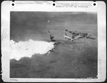 To słynne zdjęcie, które swego czasu obiegło czołówki gazet w USA przedstawia samolot  płk. Lokkera w momencie trafienia nad Długomiłowicami w dniu 20 listopada 1944 r. 