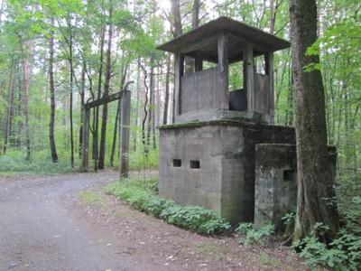 Pozostałości z II Wojny Światowej - Brama obozu. Fot. W. Erd